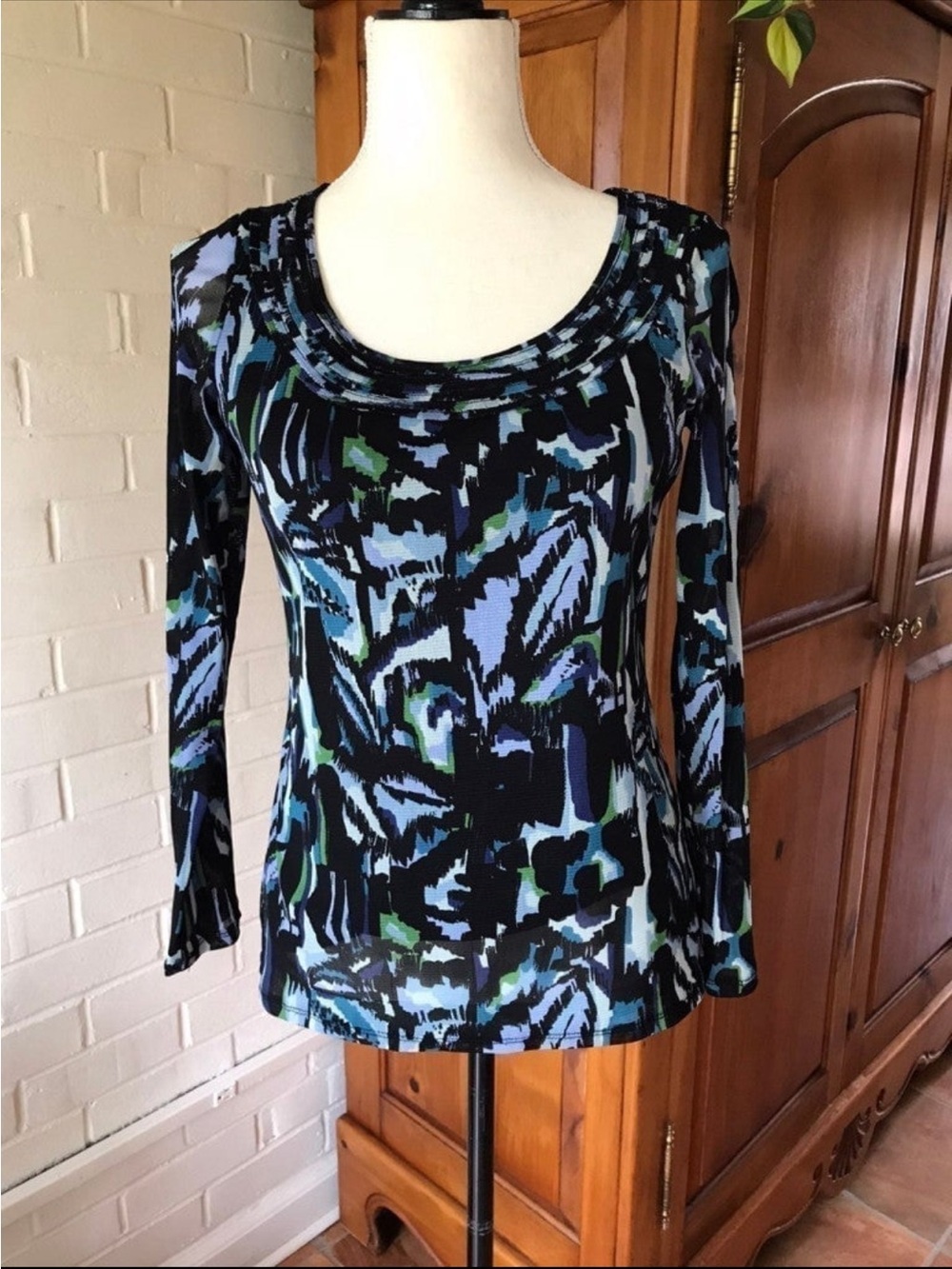 Abstract-Print Scoop Neck Long-Sleeve Top in Black and Blue